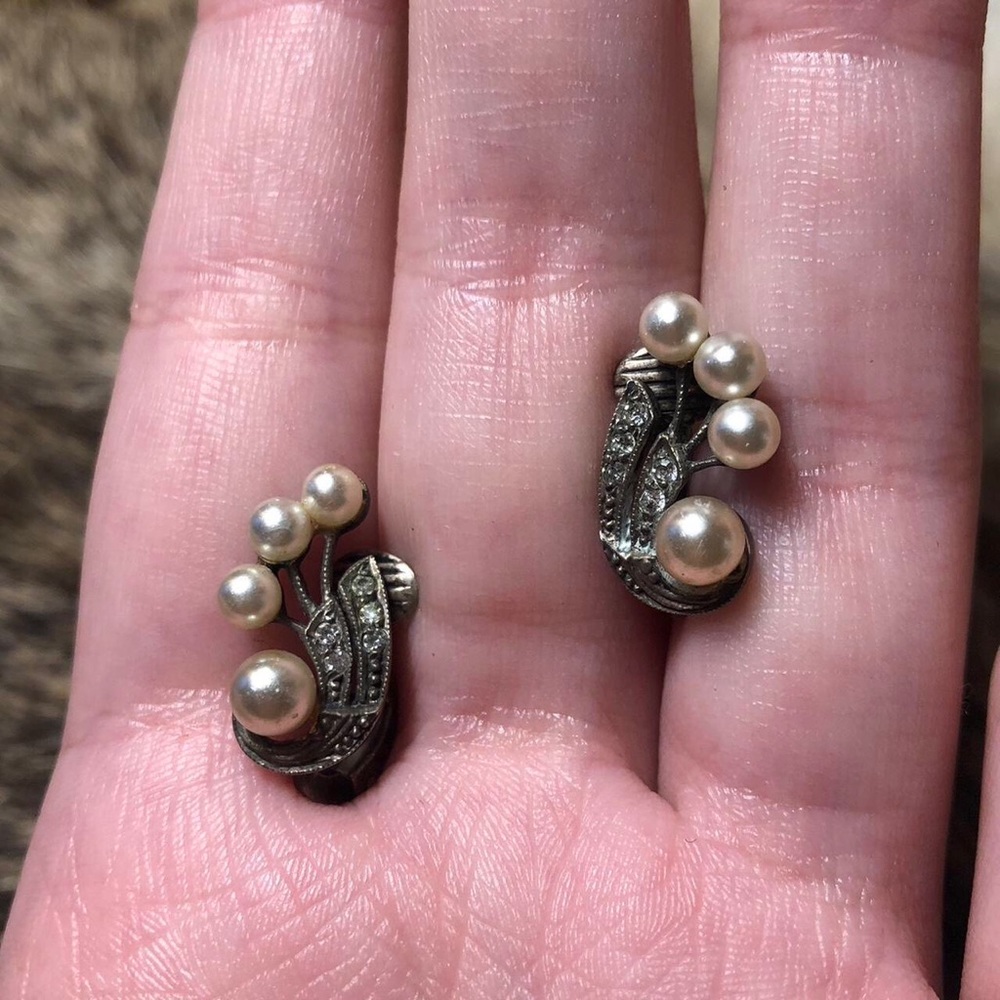 Vintage 800 silver faux pearl swirly clip on earrings